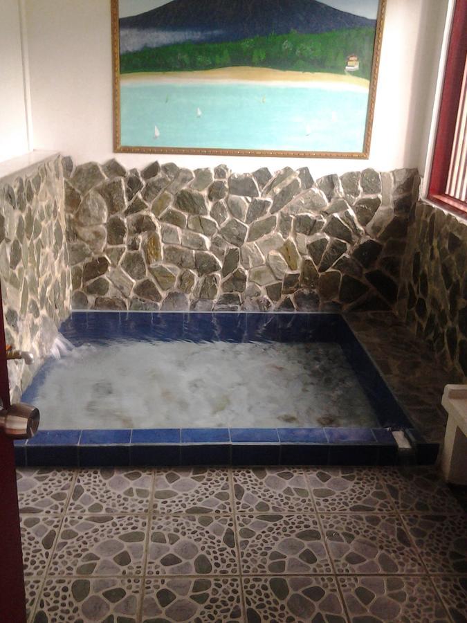 Makiling Onsen Hotel Лос-Баньос Экстерьер фото